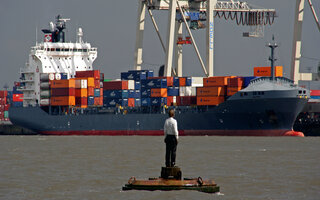 Containerschiff Hamburger Hafen mit Mannfigur