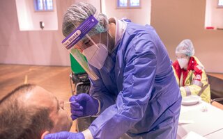 Person wird auf Corona getestet