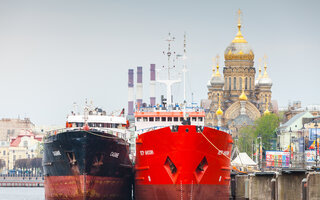 Große Containerschiffe stand vertäut auf den Fluss Neva / big cargo ships stand moored on the Neva river