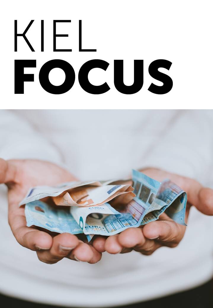 Cover Kiel Focus, hands holding euro bank notes