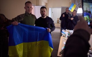 Ukraine President Selenkyj with soldier und flag