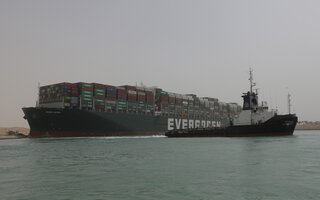 Havarierter Frachter "Evergreen" im Suezkanal