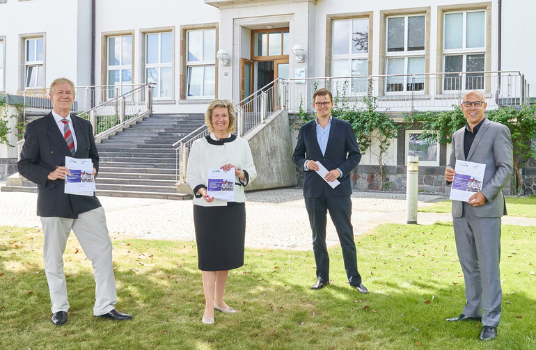 Die Professoren Georg Plate, Kerstin Fink und Daniel Graewe (Nordakademie) mit Prof. Gabriel Felbermayr (IfW Kiel); v.l.n.r.
