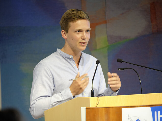 Kristof Hackethal (Gründer, PAPARE) im Plenary „Next Generation: Wer gestaltet die Welt von morgen?“