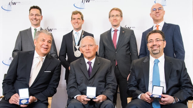 Global Economy Prize Group Image with Klaus-Hinrich Vater, Hikmet Ersek, Dr. Ulf Kämpfer, Dr. Wolfgang Schäuble MdB, Daniel Günther, Prof. Daron Acemoglu, Ph.D. and Gabriel Felbermayr 