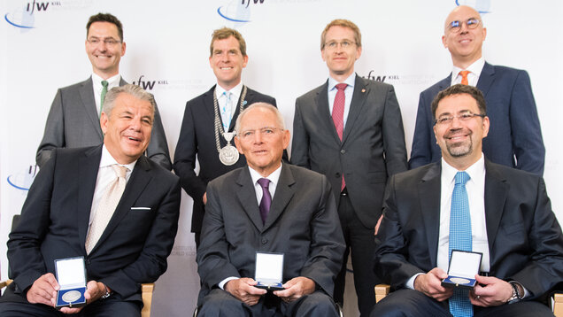 Global Economy Prize Gruppenbild mit Klaus-Hinrich Vater, Hikmet Ersek, Dr. Ulf Kämpfer, Dr. Wolfgang Schäuble MdB, Daniel Günther, Prof. Daron Acemoglu, Ph.D. und Gabriel Felbermayr 