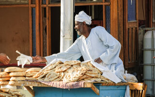 Brotverkäufer auf der Straße von Hurghada, Ägypten / Hurghada, Egypt: Bread seller on street