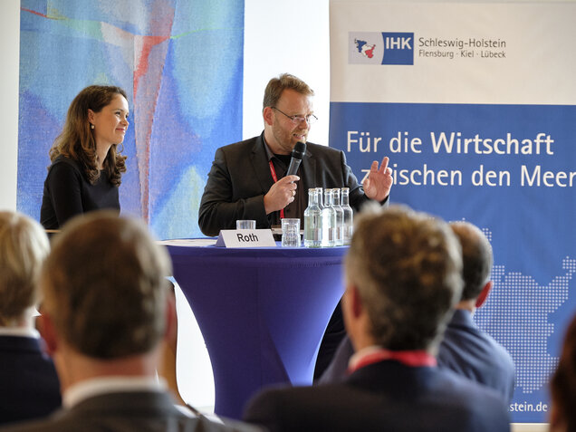 Moderatorin Carolin Roth und Jörg Hansen