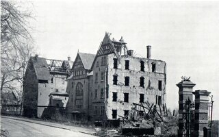 Zerstörtes Institutsgebäude 1944
