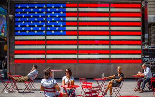 USA-Flagge mit Menschen