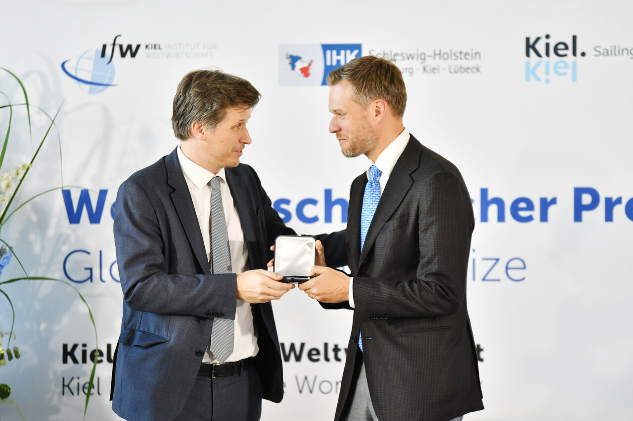 Moritz Schularick awards Gabrielius Landsbergis the Global Economy Prize Medal