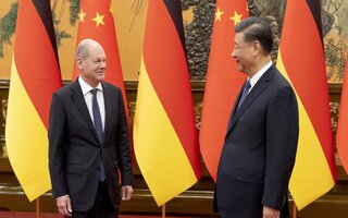 Bundeskanzler Olaf Scholz (l.) und Xi Jinping, Präsident Chinas (r.), bei der Begrüßung in der Großen Halle des Volkes
