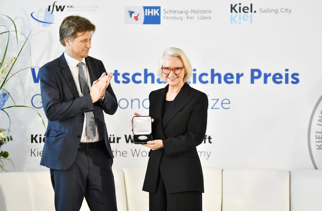 Moritz Schularick awards Monika Schnitzer the Global Economy Prize Medal