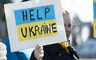 Help Ukraine Frau Demonstration