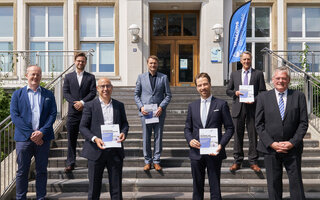 Gruppenfoto Übergabe der NOK Studie