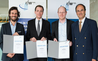 Excellence Award winners Mathieu Couttenier (Universität Genf), Ferdinand Rauch (University of Oxford), Felix Tintelnot (Chicago University) with Dennis J. Snower. 