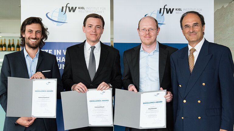 Mathieu Couttenier (Universität Genf), Ferdinand Rauch (University of Oxford), Felix Tintelnot (Chicago University) mit Dennis Snower (von links nach rechts). Preisträger Matteo Maggiori (Harvard University) fehlt auf dem Bild.