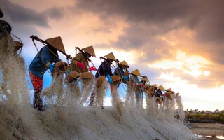 Salt collectors emptying their baskets