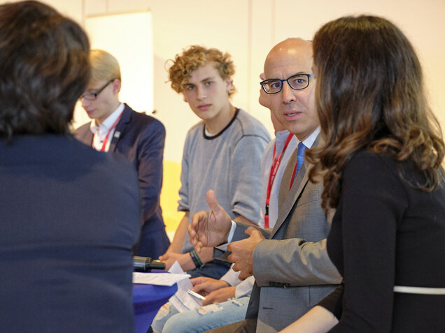 Plenary „Next Generation: Wer gestaltet die Welt von morgen?“ mit Jakob Blasel (Repräsentant Fridays for Future Deutschland), Lilly Martha Gläser (Junger Rat Kiel), Kristof Hackethal (Gründer, PAPARE), Sebastian Thiede (Junger Rat Kiel), Gabriel Felbermayr (Präsident, Institut für Weltwirtschaft), Marion Jansen (Chief Economist, International Trade Centre) und Moderatorin Carolin Roth (Journalistin, CNBC) 