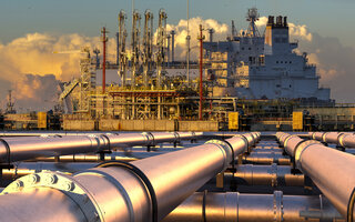 pipelines leading the LNG terminal and the LNG tanker