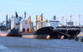 Frachtschiffe im Hafen warten auf das Ende der Wirtschaftskrise