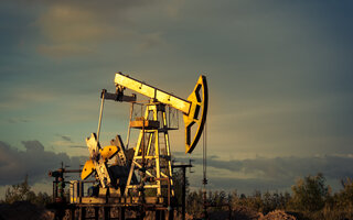 Öl-Pumpen / Oil pump jacks at sunset sky background