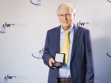 Assar Lindbeck Assar Lindbeck shows his medal, he received in 2017 when accepting the Global Economy Prize 2017.