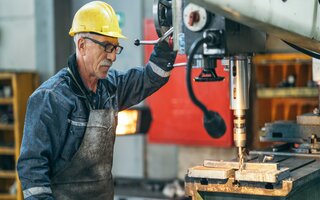 Arbeiter arbeiten mit Bohrer / worker working on drill bit