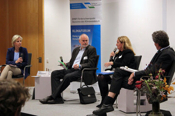 Panel mit Prof. Dr. Gert G. Wagner (SVRV), Ingrid-Gabriela Hoven (GIZ) und Dr. Olaf Burghoff (GDV), moderiert von Conny Czymoch