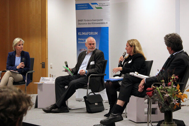 Panel mit Prof. Dr. Gert G. Wagner (SVRV), Ingrid-Gabriela Hoven (GIZ) und Dr. Olaf Burghoff (GDV), moderiert von Conny Czymoch