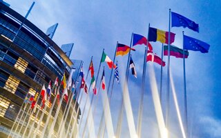 Europäische Flaggen vor einem EU Gebäude