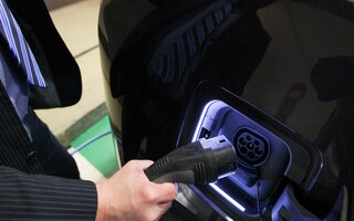 Person starting to load an e-car