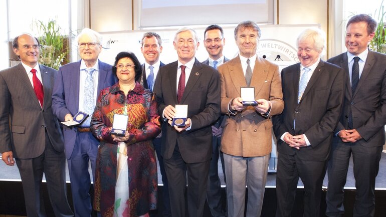 The laureates of the Global Economy Prize 2017 show their medals. They are acompanied by officials of the Kiel Institute, the city of Kiel and the Chamber of Commerce of Schleswig-Holstein.