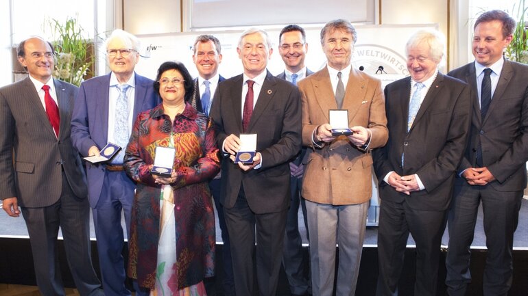 The laureates of the Global Economy Prize 2017 show their medals. They are acompanied by officials of the Kiel Institute, the city of Kiel and the Chamber of Commerce of Schleswig-Holstein.