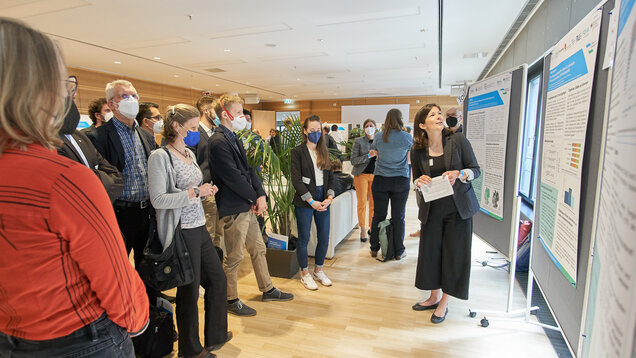 Ramona Gulde hält eine Poster-Session