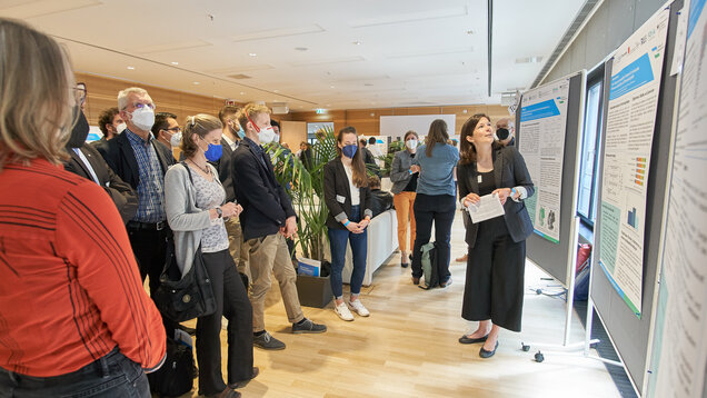 Ramona Gulde hält eine Poster-Session