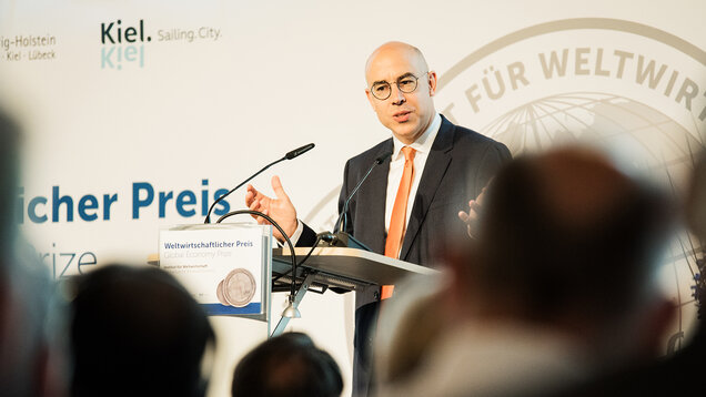 Der Präsident des IfW Kiel, Gabriel Felbermayr, begrüßt die 250 Gäste.