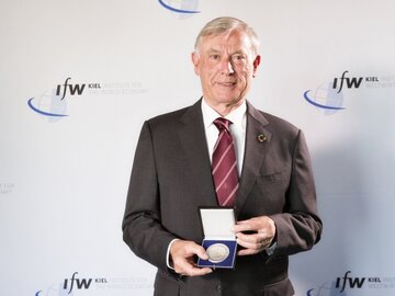Horst Köhler Horst Köhler shows the medal he received for the Global Economy Prize 2017.