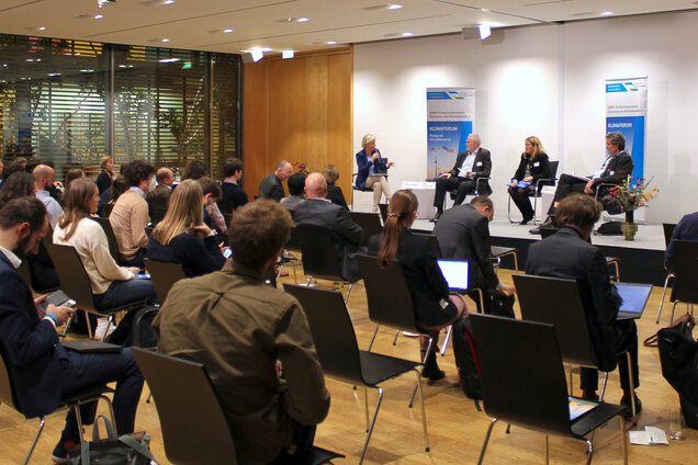 Panel mit Prof. Dr. Gert G. Wagner (SVRV), Ingrid-Gabriela Hoven (GIZ) und Dr. Olaf Burghoff (GDV), moderiert von Conny Czymoch