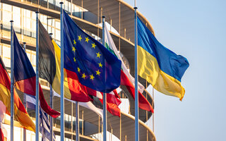 Flaggen der Europäischen Union und der Ukraine wehen vor dem EU Parlament in Straßburg