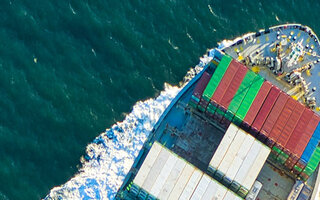 Luftaufnahme Bug eines Containerschiffs