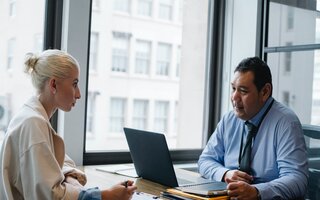 Mann und Frau im Büro / man and woman in office