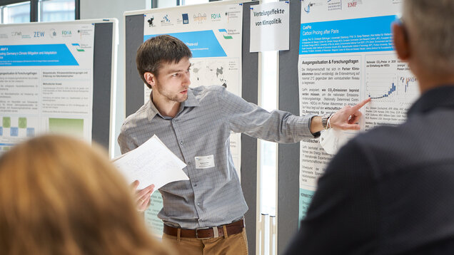 Waldemar Marz hält eine Poster-Session