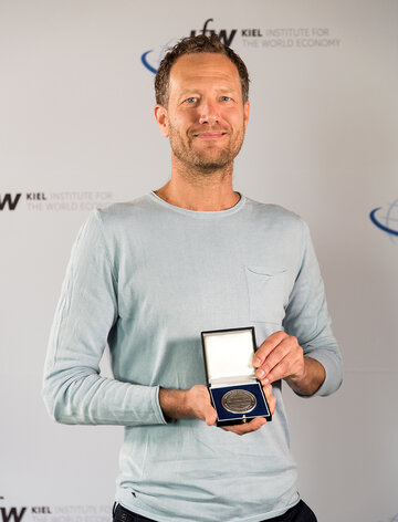 Bas van Abel Bas van Abel showing his medal