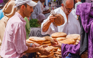 Einkaufen für Brot im Souk von Marrakesch / Shopping for bread in the souk of Marrakech