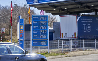 Preistafel mit hohen Benzin-, Diesel- und Kraftstoffpreisen / Price board with high gasoline, diesel and fuel prices