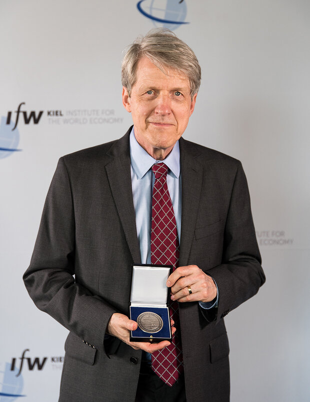 Robert Shiller showing his medal