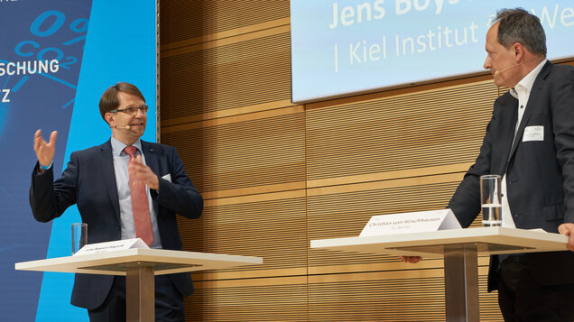 Jens Boysen-Hogrefe und Christian von Hirschhausen (von links) führen ein Streitgespräch zum Thema „Die Weltpolitische Lage – Beschleuniger oder Bremse im Klimaschutz?‟