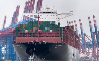 Containerschiff im Hamburger Hafen