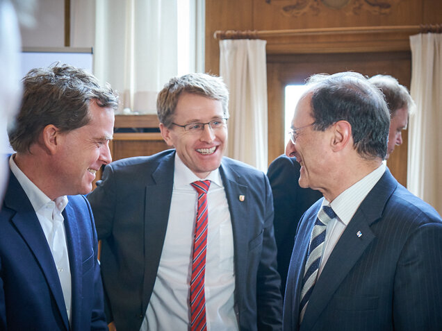 v.l.: Kiels Oberbürgermeister Ulf Kämpfer, SH-Ministerpräsident Daniel Günther, Dennis Snower